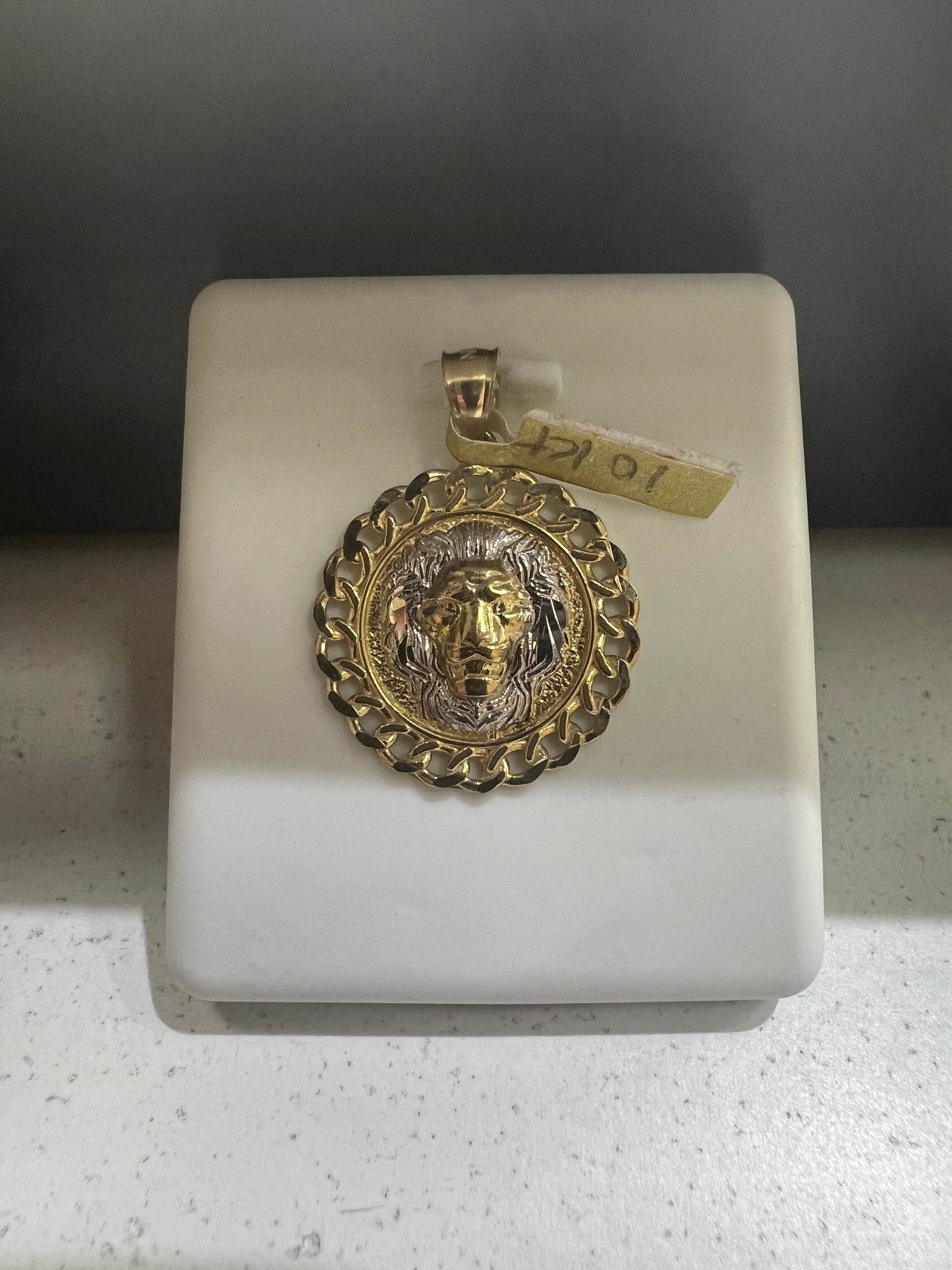 10K Gold Lion Circle Pendant